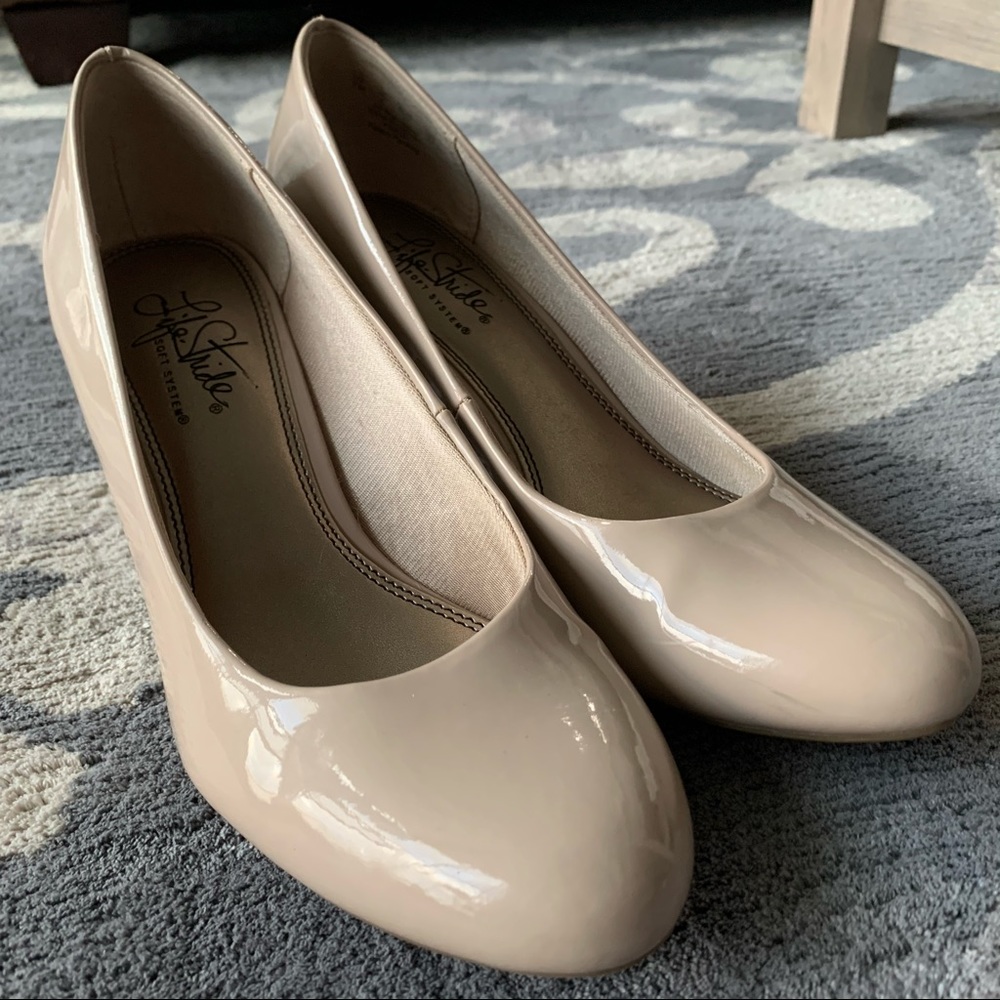 Life Stride Women’s Nude Pumps Size 7